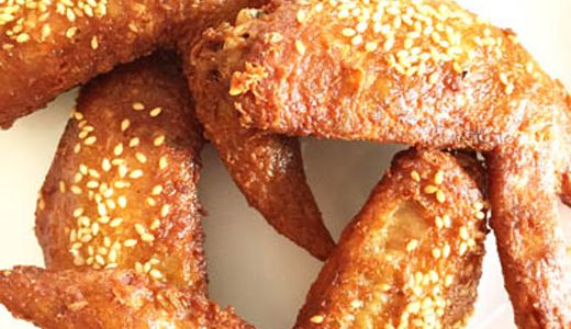 E12 – Ailes de poulet (4 pièces)<br>caramélisées au sésame