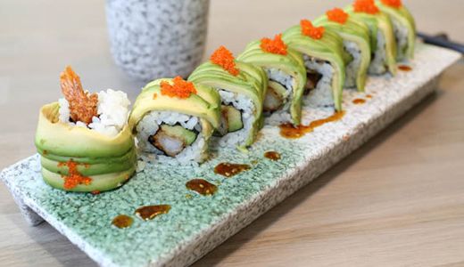 N7 – Concombre, tempura crevette, sauce spicy (8 pièces)